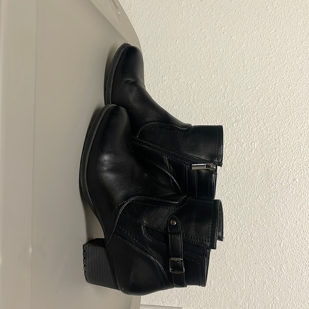 Black boots (small scuff on boot tips)